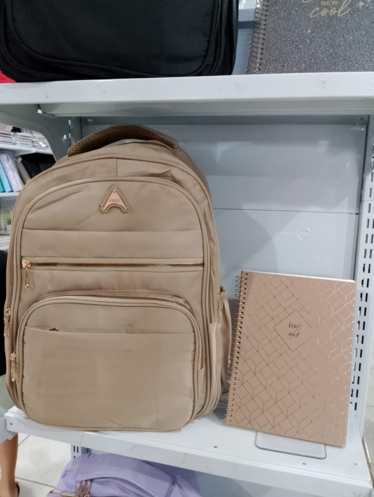 Mochila escolar bege disponível em Vilhena
