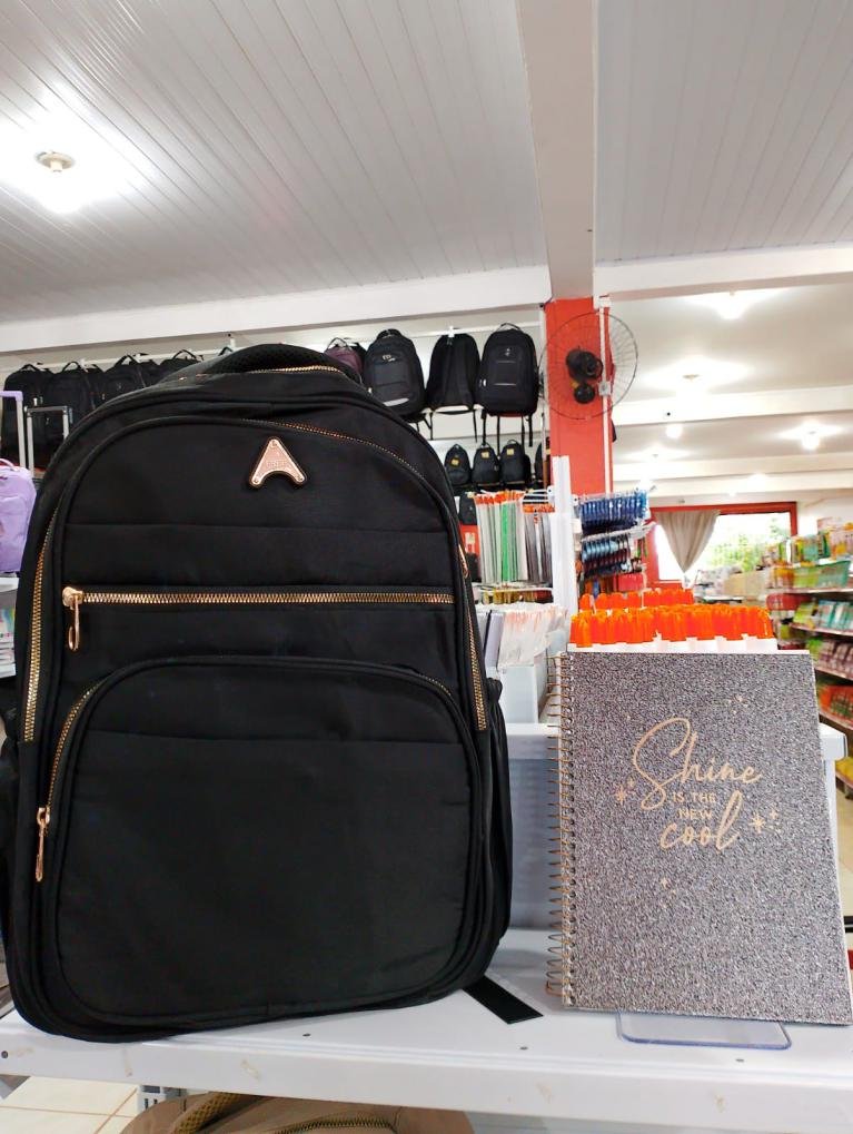 Mochila escolar preta na Papelaria Popular
