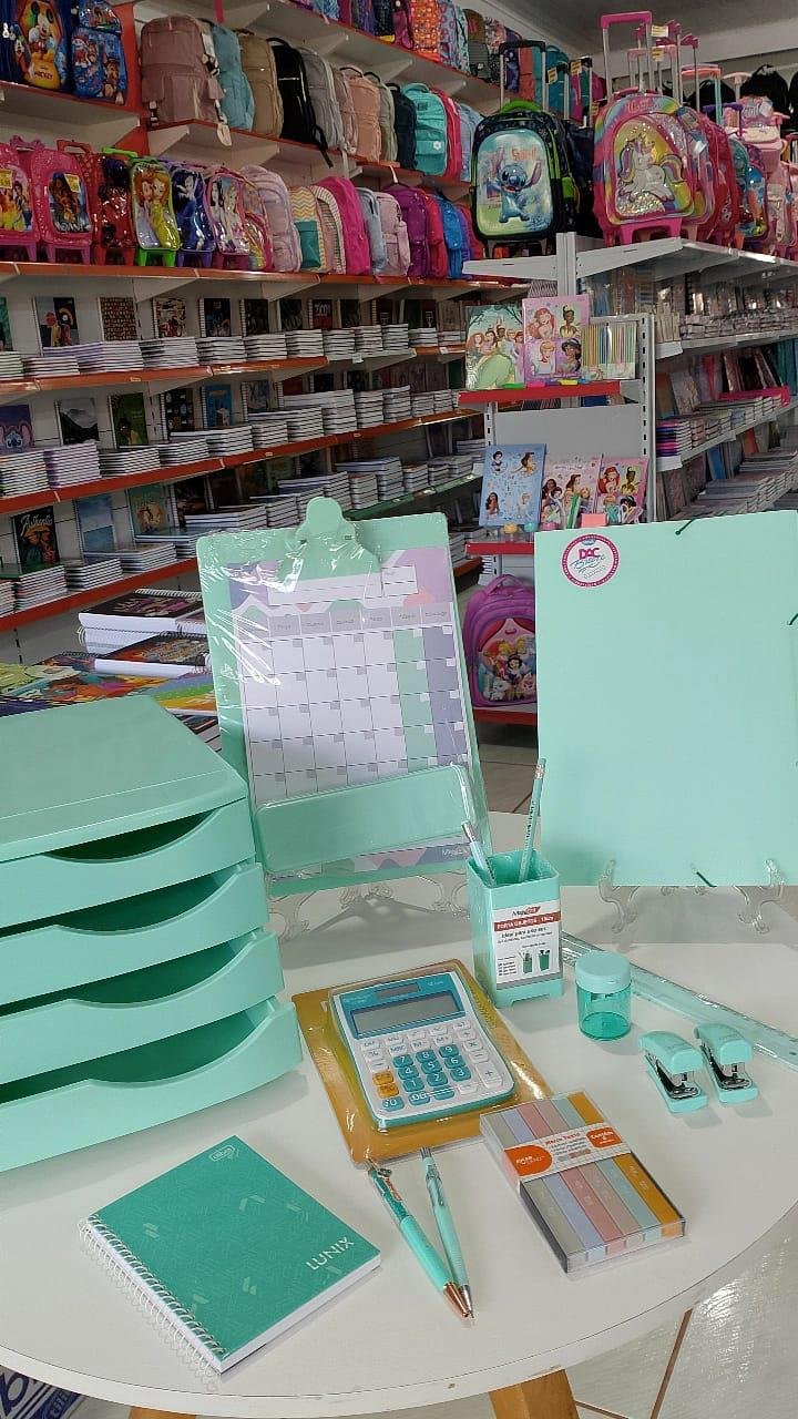 Interior da Papelaria Popular em Vilhena com organizadores e materiais de escritório