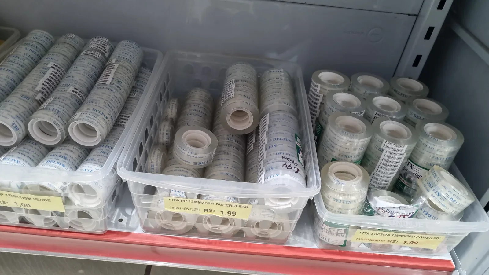 Cordoes e linhas brancas em rolos na Papelaria Popular em Vilhena