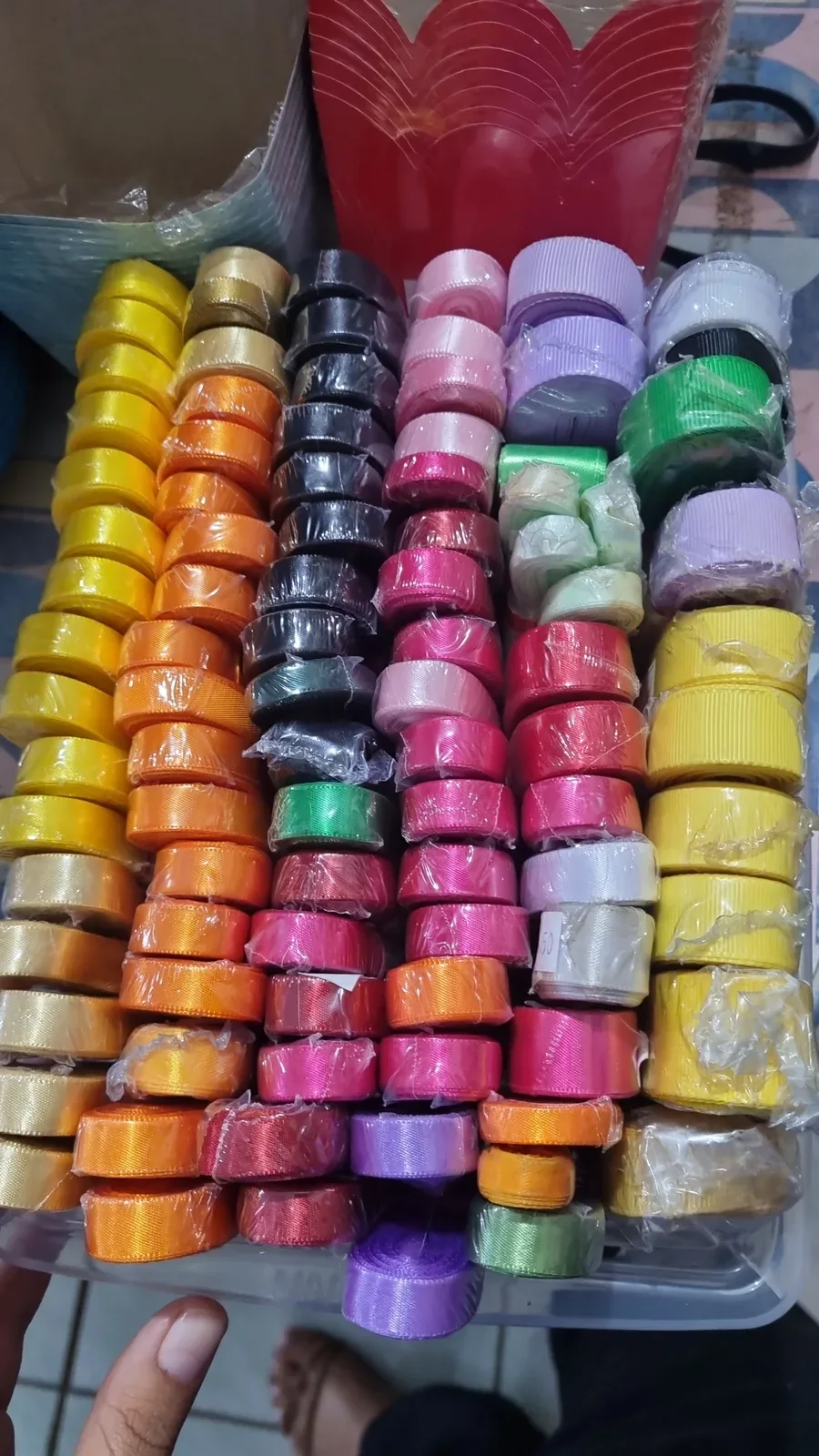 Fitas decorativas coloridas em rolos na Papelaria Popular em Vilhena