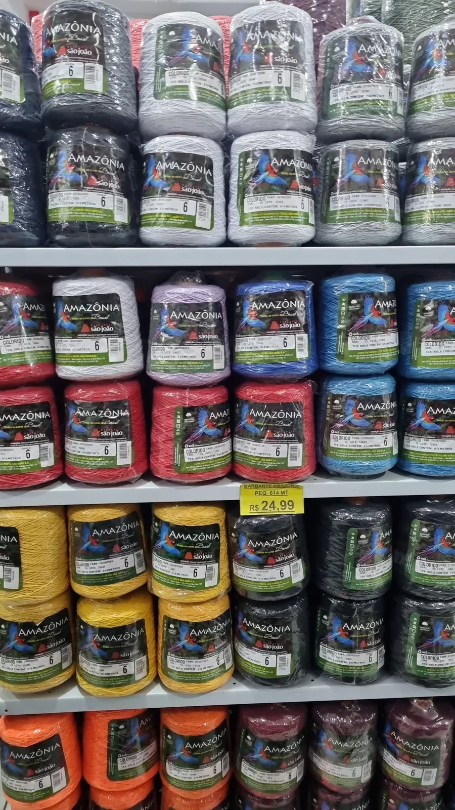 Linhas e barbantes coloridos em expositor na Papelaria Popular em Vilhena