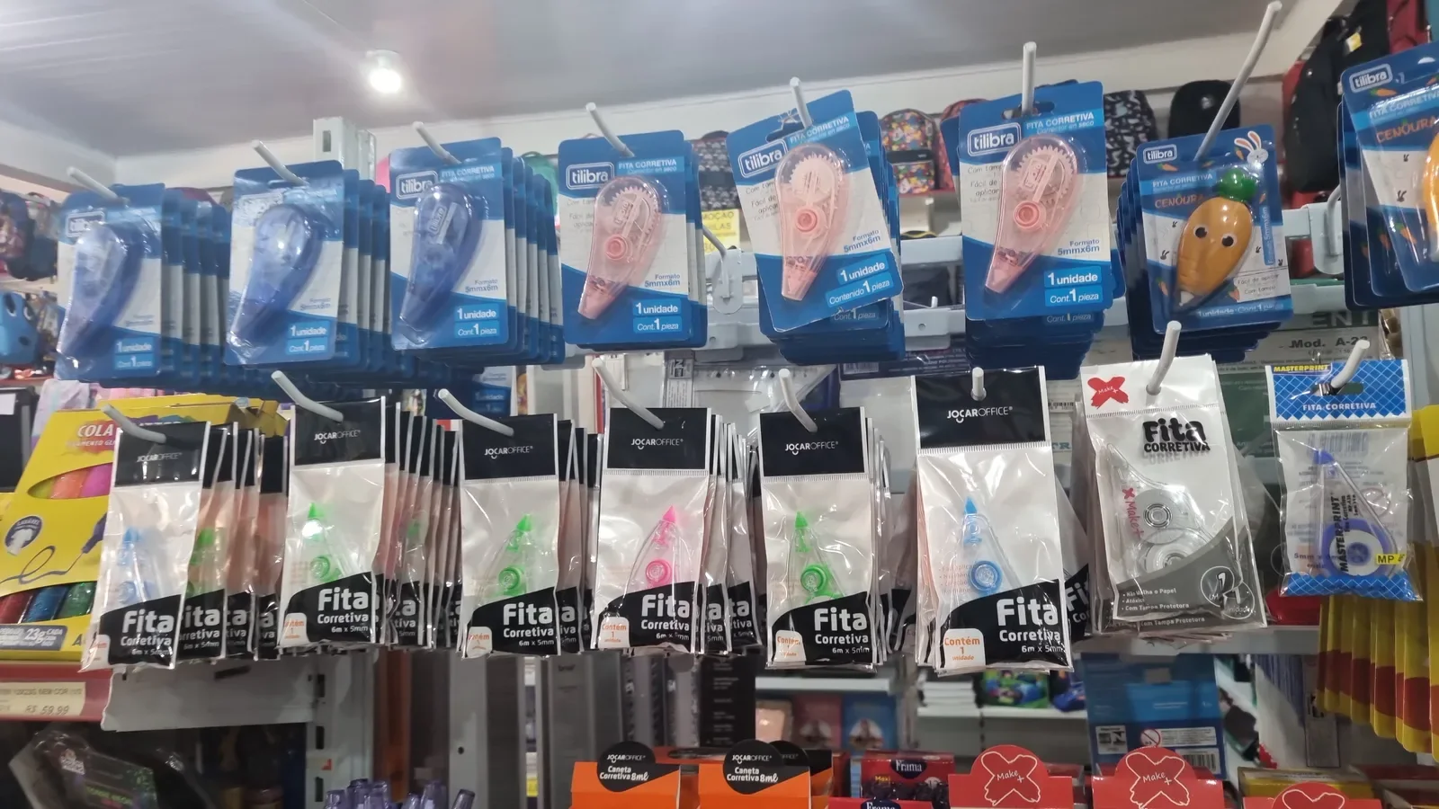 Acessorios pequenos para chaveiros e identificacao na Papelaria Popular em Vilhena