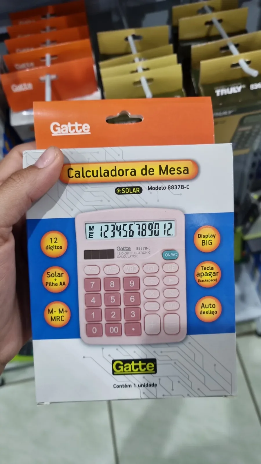 Calculadora de mesa colorida na Papelaria Popular em Vilhena