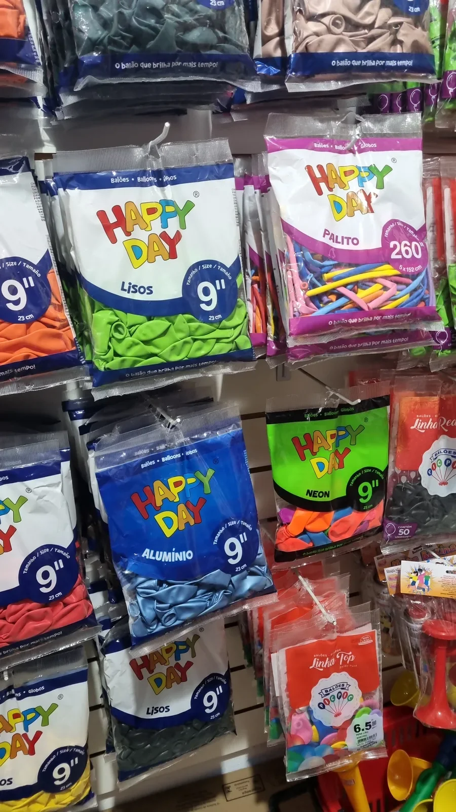 Baloes variados em expositor na Papelaria Popular em Vilhena