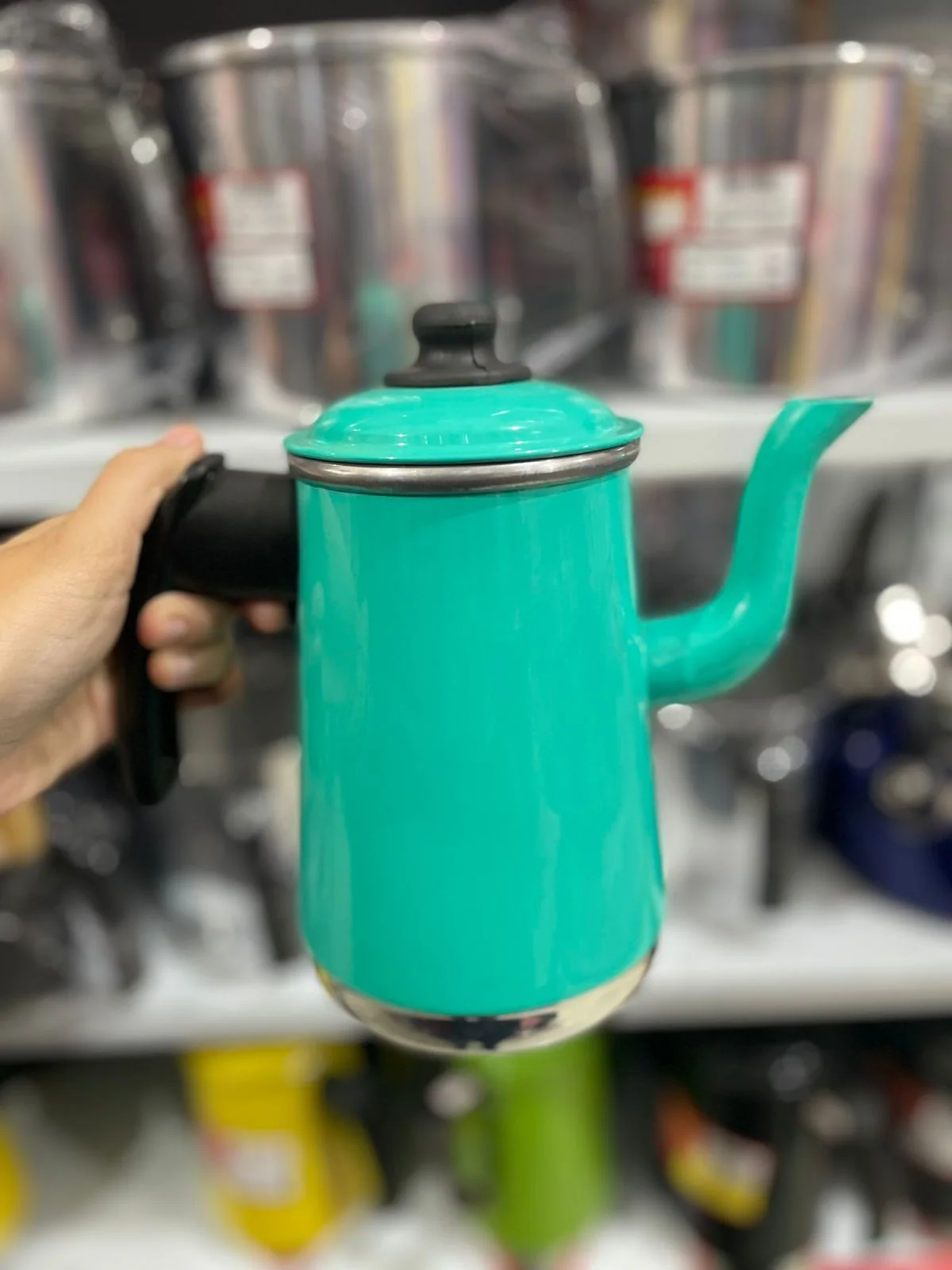 Cafeteira esmaltada verde na Papelaria Popular em Vilhena