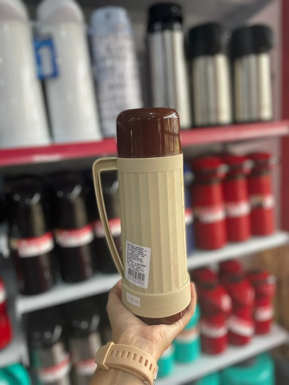 Garrafa térmica bege com alça na Papelaria Popular em Vilhena