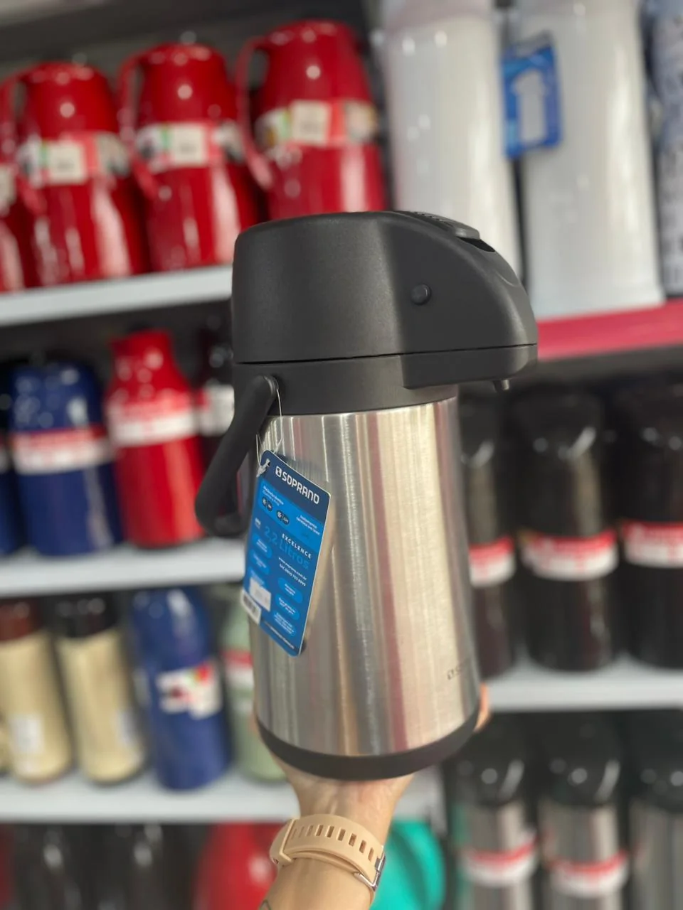 Garrafa térmica de inox com bomba na Papelaria Popular em Vilhena