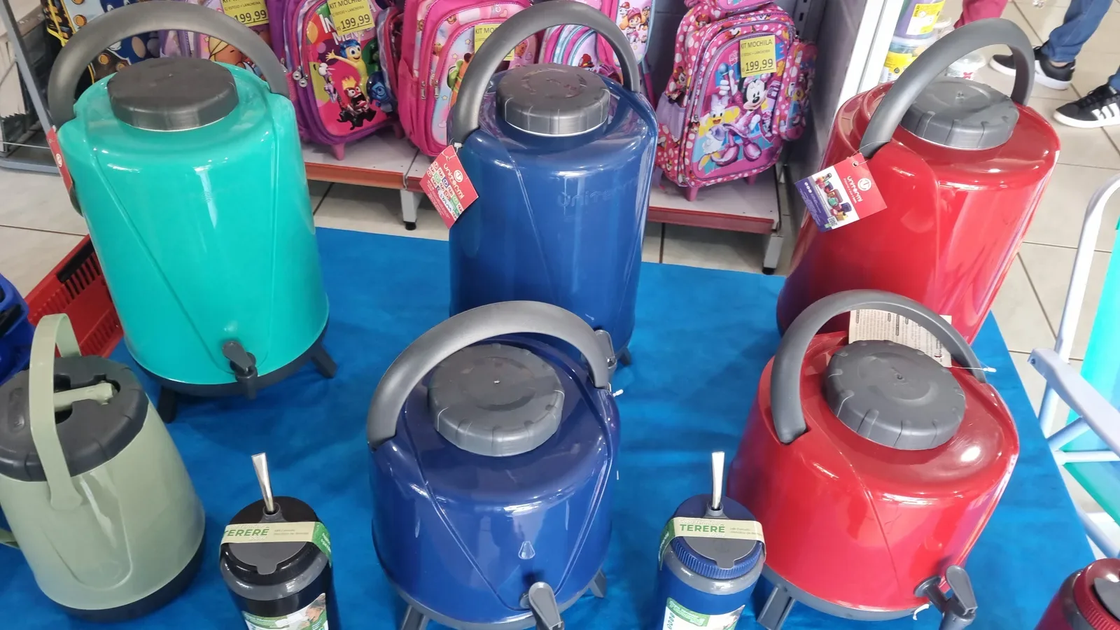 Garrafoes termicos coloridos com alca na Papelaria Popular em Vilhena